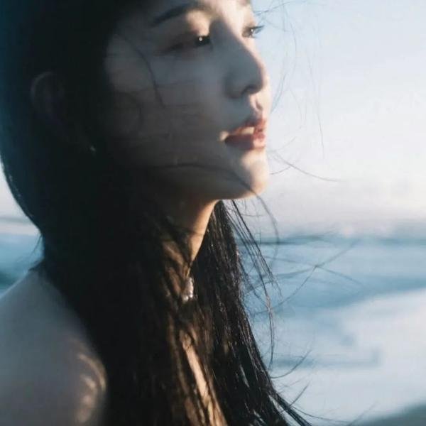 她的微笑像颗糖